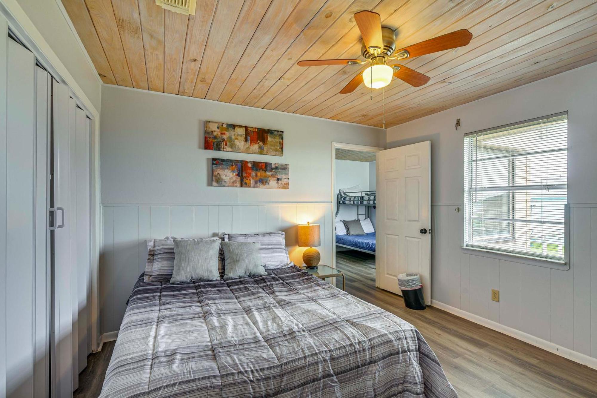 Galveston Home With Spacious Deck Steps To Beach! 외부 사진